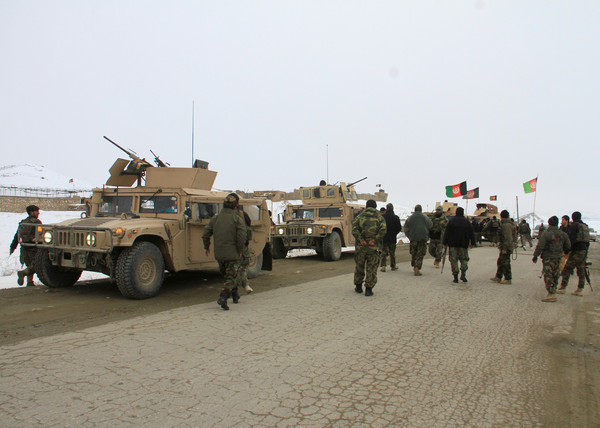 ▲美軍一架E-11A飛機27日墜毀於阿富汗中部的加茲尼省（Ghazni），阿富汗國民軍（Afghan National Army）前往失事地點。（圖／路透）