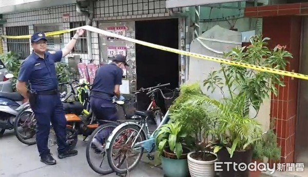 ▲桃園市古姓男子去年9月持雙刀砍死陳姓男子，警方在現場採證。（資料照／記者沈繼昌翻攝）