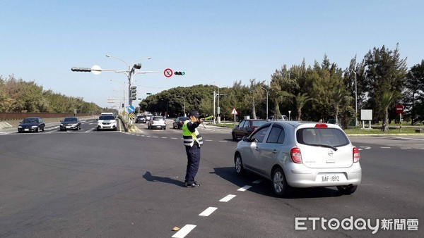 ▲台南市警六分局為確保春節連假期間轄內道路交通順暢，針對台86快速道路、台17線等易擁擠路段，加強疏導。（圖／記者林悅翻攝，下同）