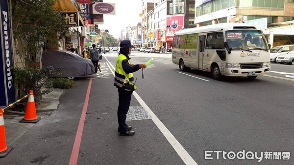 ▲台南市警六分局為確保春節連假期間轄內道路交通順暢，針對台86快速道路、台17線等易擁擠路段，加強疏導。（圖／記者林悅翻攝，下同）