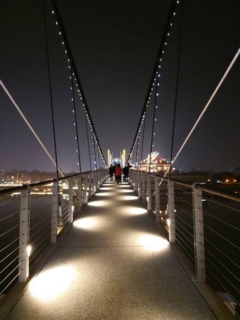 ▲桃園龍潭大池吊橋竣工，市府將發展夜遊經濟學。(圖／觀旅局提供)