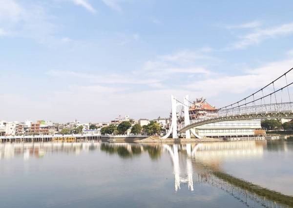 ▲桃園龍潭大池吊橋竣工，市府將發展夜遊經濟學。(圖／觀旅局提供)