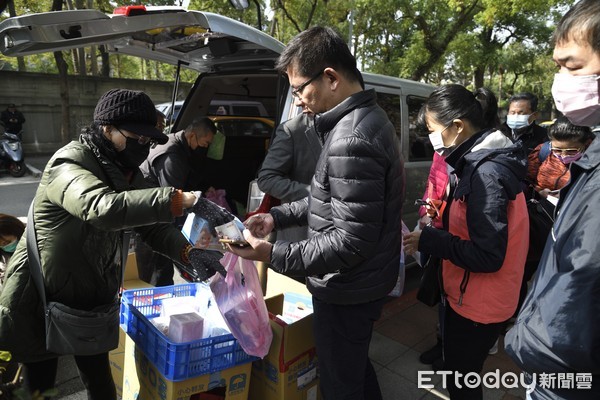 ▲▼武漢肺炎疫情持續升溫，全台口罩大缺貨，1/30一早台大醫院舊址外有業者載了整車口罩販售，吸引民眾大排長龍搶購。（圖／記者湯興漢攝）