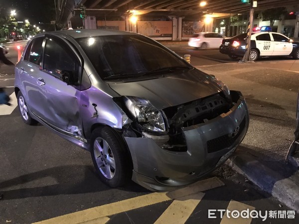 ▲▼驚悚撞擊畫面曝！騎士「碰撞左轉轎車」噴飛送醫亡　駕駛崩潰喊：我不知道。（圖／記者張君豪翻攝）