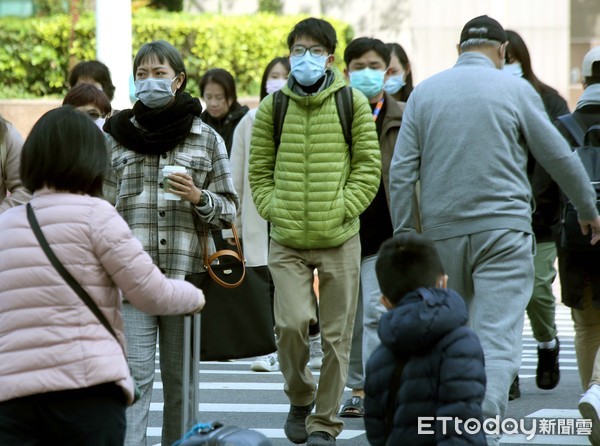 ▲▼ 口罩 寒流 低溫 冬衣 保暖。（圖／記者屠惠剛攝）