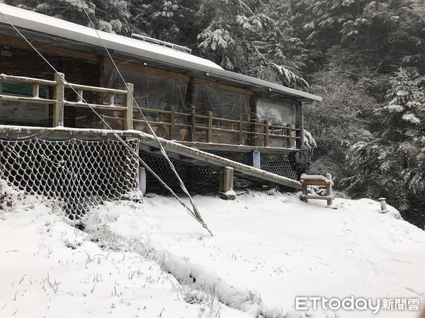 ▼  向陽山屋下雪情況。（圖／翻攝臉書愛上嘉明湖專頁）