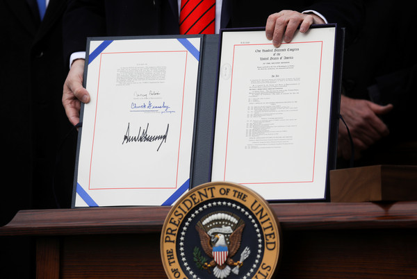 ▲美國總統川普簽署《美墨加貿易協定》（USMCA）。（圖／路透）