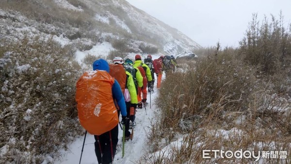 ▲▼寒流發威奇萊山降大雪，2登山客受困，警消組搜救小組救出2人             。（圖／記者陳以昇翻攝）