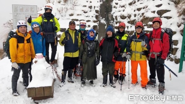 寒流襲台奇萊山降大雪2登山客躲山屋受困 警消花8小時救人 Ettoday社會新聞 Ettoday新聞雲