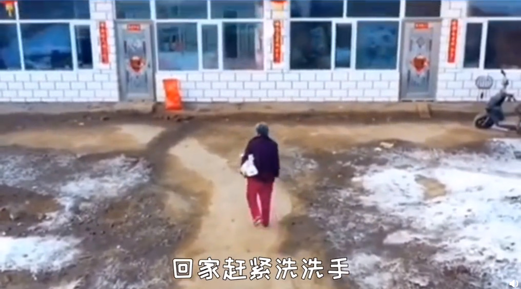 ▲▼內蒙古有空拍機加入防疫陣線，途中拍到一名沒戴口罩的老奶奶，連忙勸說她趕緊回家。（圖／翻攝微博）