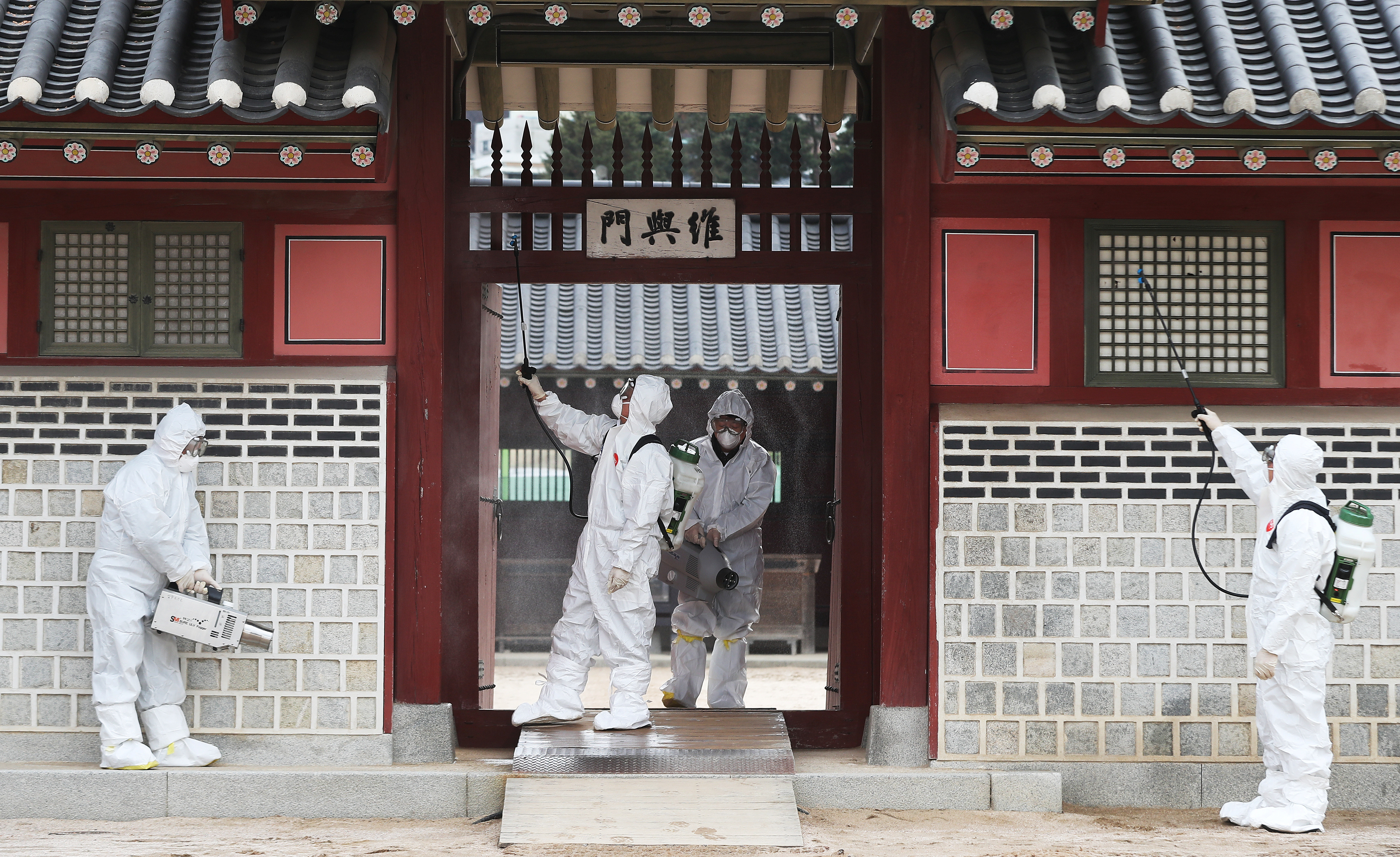 ▲▼ 南韓防疫部門加強消毒觀光景點。（圖／路透）