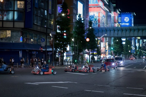 ▲日本街頭經常可以看到許多「真人瑪利歐」卡丁車。（圖／美聯社）