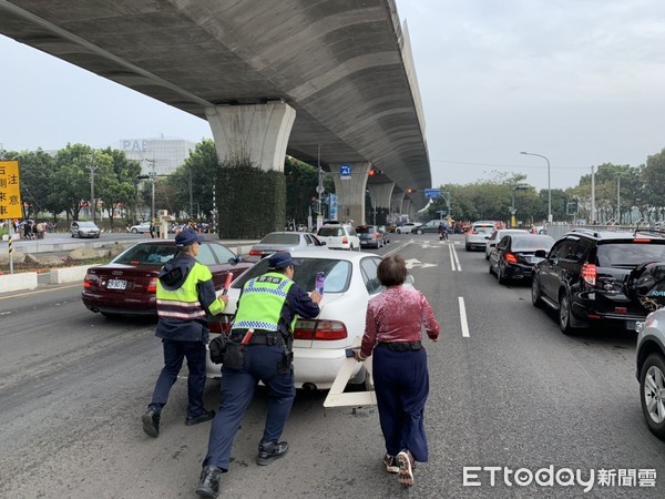 ▲2020屏東熱帶農業博覽會，吸引大批遊客前來，屏東警分局出動大批員警疏導交通，讓遊客感心            。（圖／記者陳崑福翻攝）