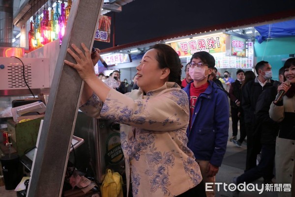 ▲花蓮東大門自強夜市去年6月間大火造成32攤位全毀，春節期間重新開賣帶來爆棚人潮跟商機。（圖／記者王兆麟翻攝，下同）