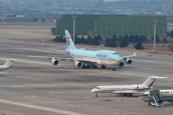 ▲▼ 南韓撤僑／政府30日晚間派出大韓航空KE9884航班波音747客機前往武漢，載回附近地區僑民及留學生共368人，31日上午8時（台灣時間7時）降落首爾金浦機場。（圖／路透）