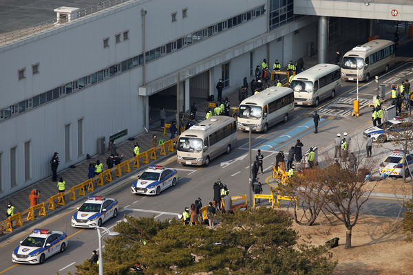 ▲▼ 南韓撤僑／政府30日晚間派出大韓航空KE9884航班波音747客機前往武漢，載回附近地區僑民及留學生共368人，31日上午8時（台灣時間7時）降落首爾金浦機場。（圖／路透）