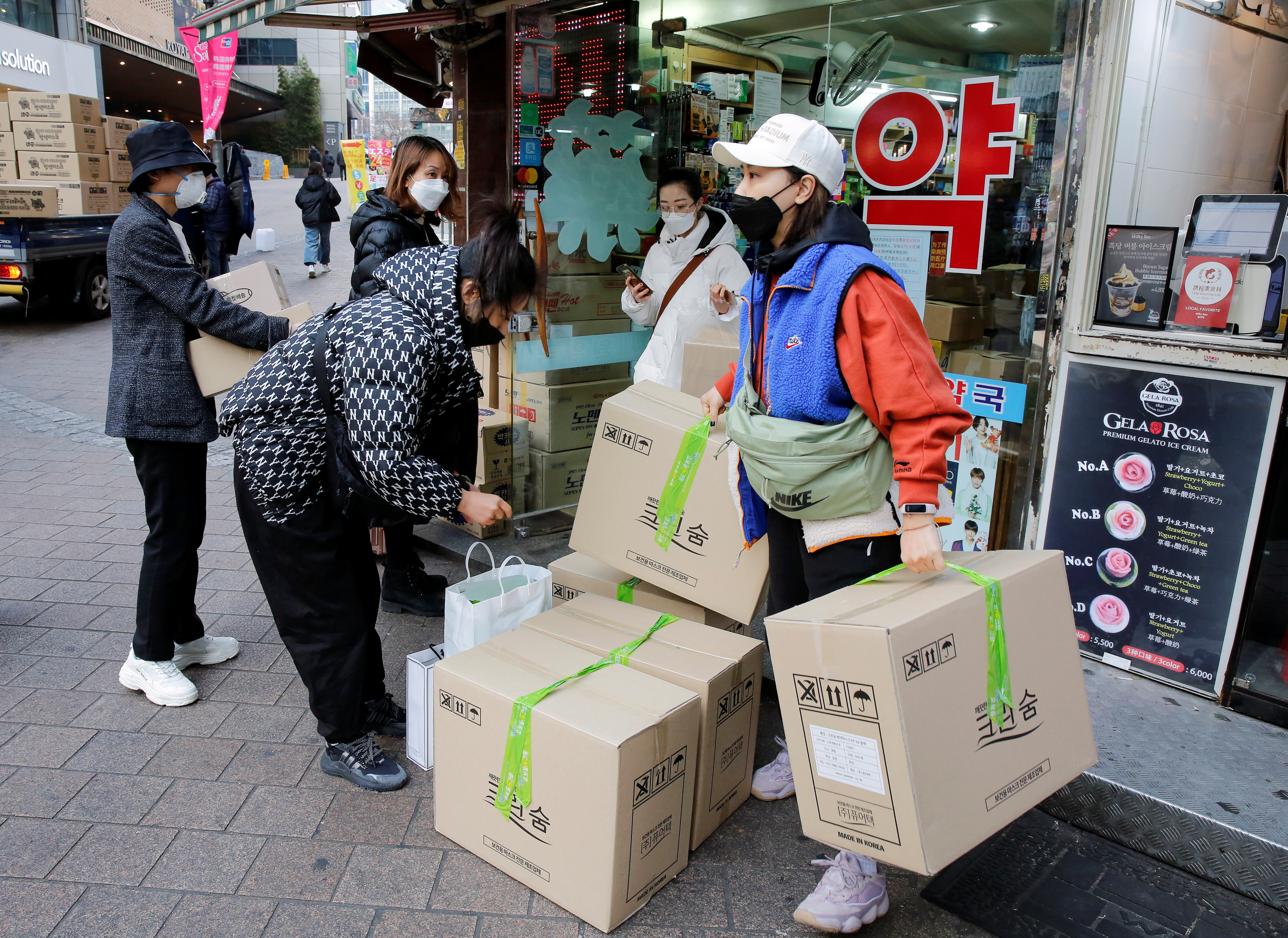 ▲▼ 觀光客在南韓明洞藥局購買大量口罩。（圖／路透）