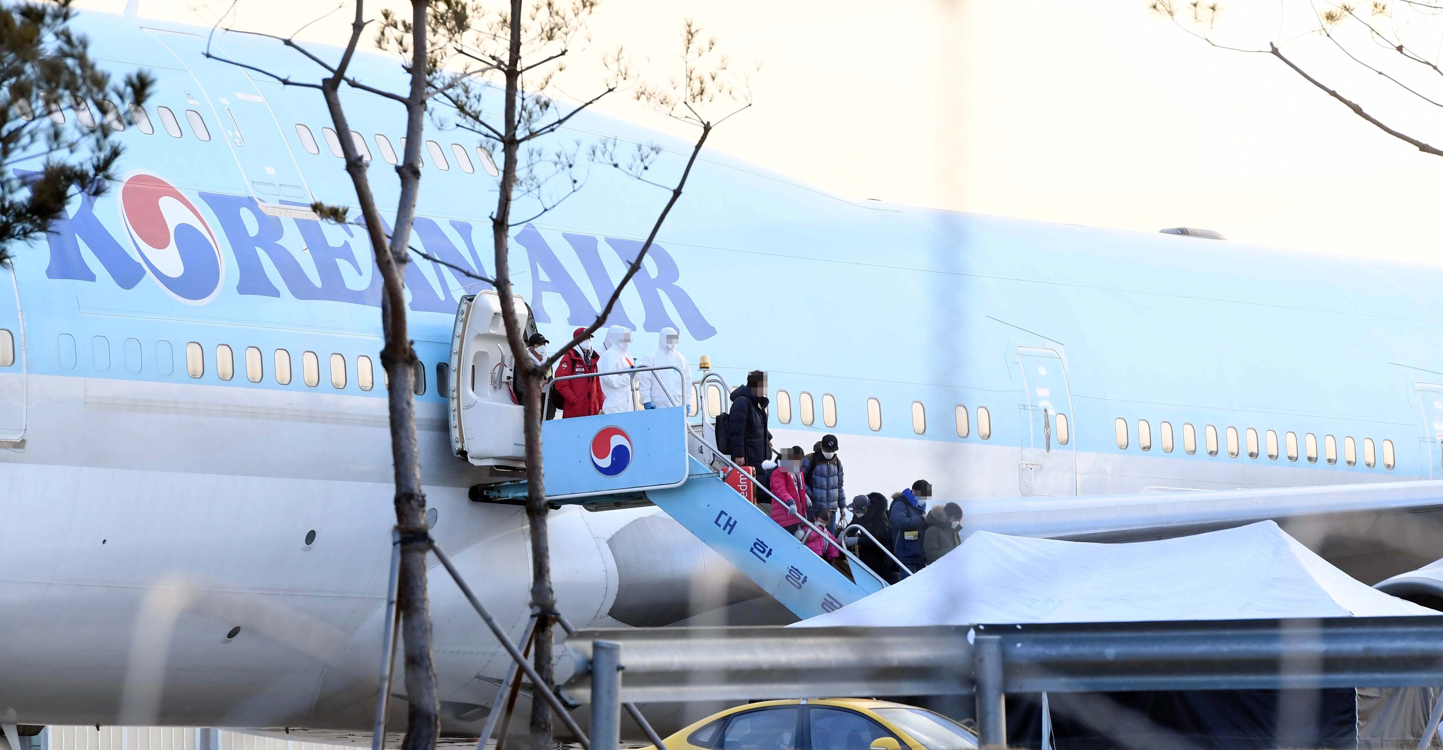 ▲▼  南韓首架撤僑包機抵達金浦機場。（圖／達志影像／美聯社）