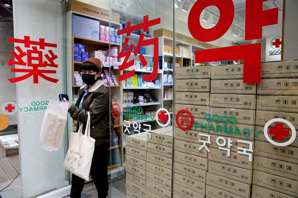 ▲▼旅客在南韓首爾明洞的藥妝店購入大量口罩。（圖／路透）