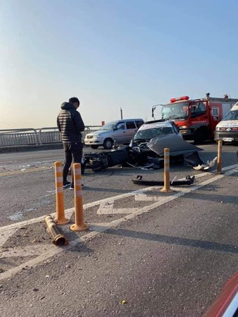 ▲▼關渡大橋車禍。（圖／翻攝快樂轉運手）