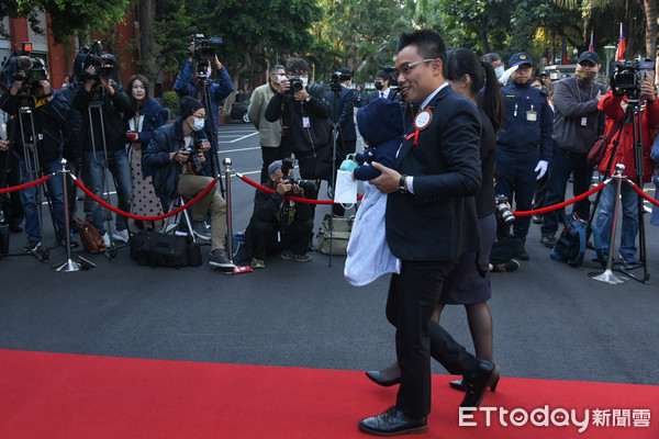 ▲立法院新科立委大合照，國民黨洪孟楷與妻兒一同走紅毯。（圖／記者林敬旻攝）