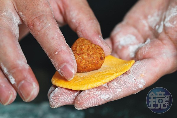 餡料是用花生粉、芝麻粉加奶油調成，每顆重量約12克。