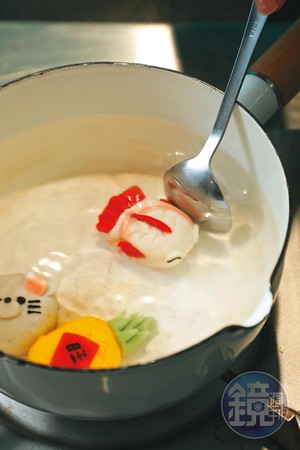 造型湯圓下水不破相的秘訣是：水保持微滾，用湯匙輕放湯圓，並且時時輕推預防沾底，浮起後再泡冰水定型。