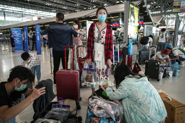 ▲▼防範武漢肺炎疫情，泰國蘇汪納蓬國際機場旅客戴著口罩。（圖／路透）