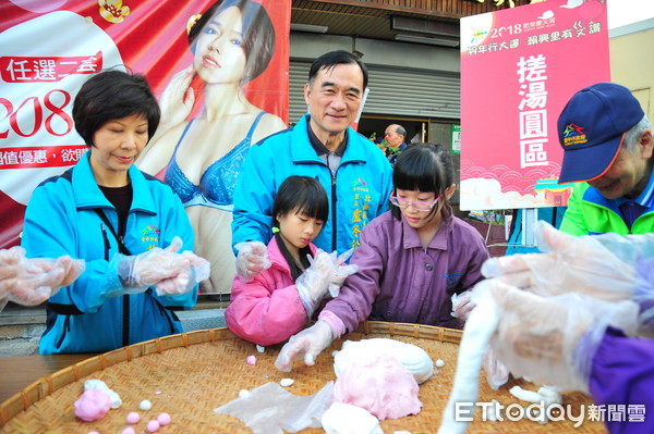 ▲北區賴興里長盧冬松，為社區連續22年規劃元宵活動，吸引當地居民踴躍參加。（圖／民眾提供）