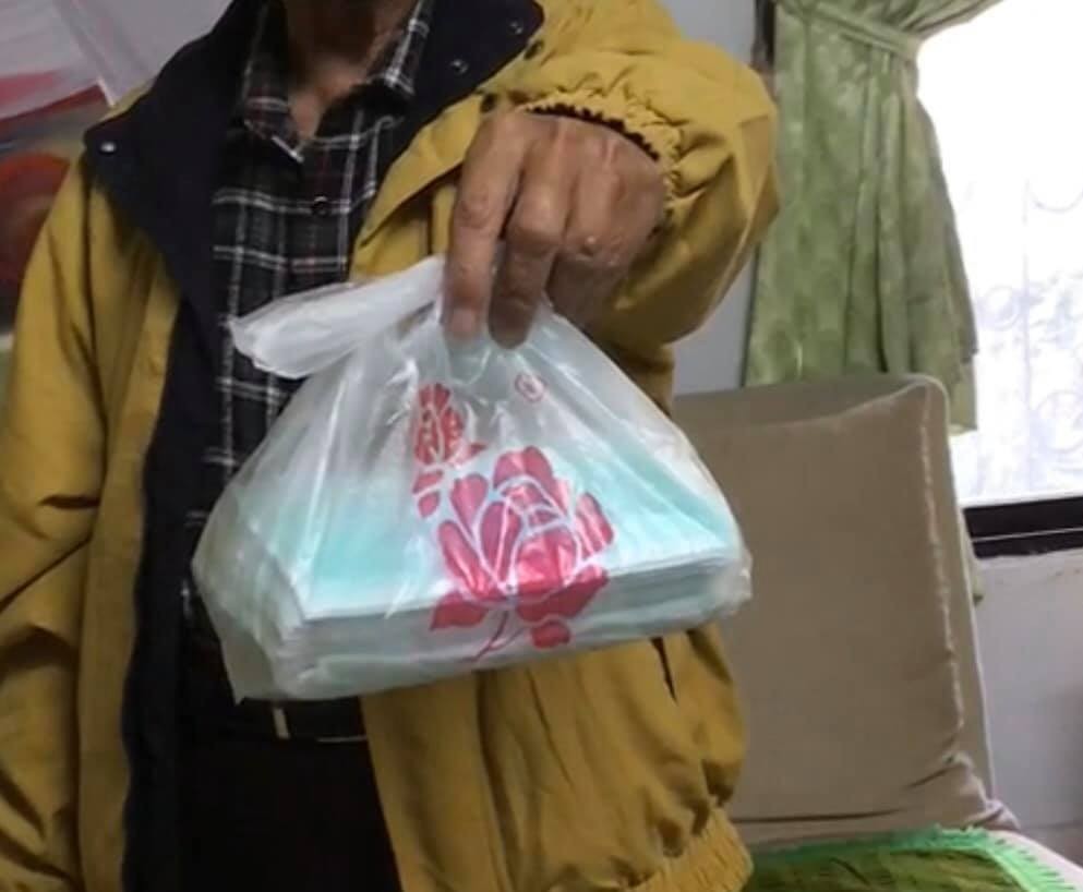 菜市場50元買到50個口罩！姪女「85歲姑丈開心好幾天」　網提醒：要小心。（圖／翻攝「爆廢公社公開版」臉書社團）