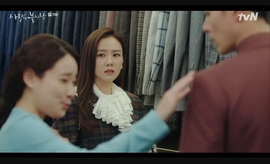 ▲雷／玄彬穿西裝孫藝真心動「定格」！高顏質只是扶著門南韓女淪陷。（圖／翻攝自tvN）