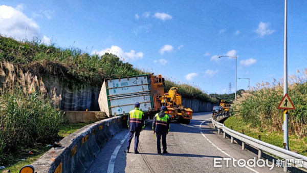 ▲ 台62甲四腳亭接62快速道路往萬里匝道處 疑大貨車過彎車速快翻覆。（圖／記者郭世賢翻攝）