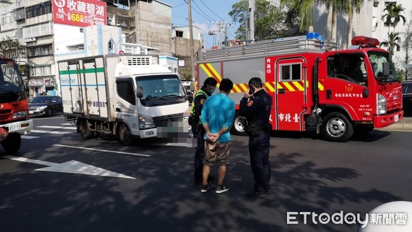 ▲▼台北市成功路三段星雲街口，一輛貨車不慎壓到行人，行人卡在貨車底下。（圖／記者黃彥傑攝）