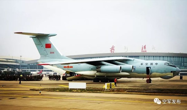 ▲▼空軍出動8架飛機緊急空運軍隊支援湖北醫療隊。（圖／翻攝自京報網）