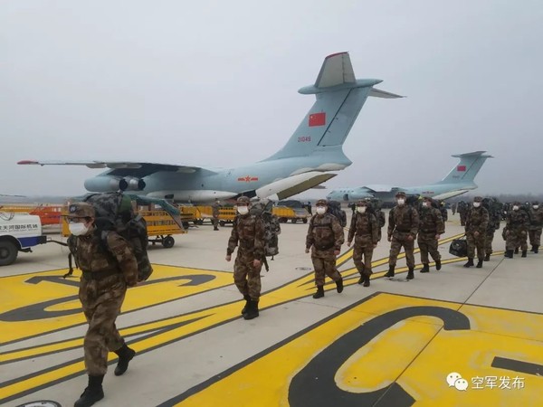 ▲▼空軍出動8架飛機緊急空運軍隊支援湖北醫療隊。（圖／翻攝自京報網）