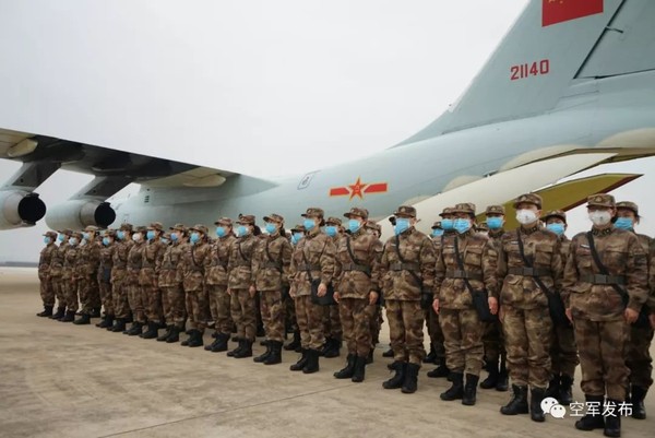 ▲▼空軍出動8架飛機緊急空運軍隊支援湖北醫療隊。（圖／翻攝自京報網）