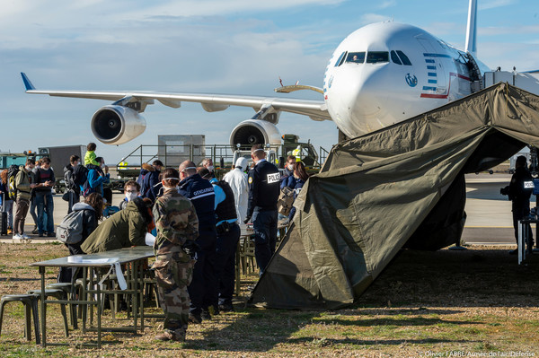 ▲▼法國撤僑專機驚爆「20人出現武漢肺炎症狀」。（圖／路透）