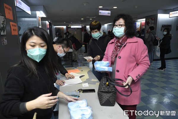 ▲▼台北市政府今日(2/3)針對下轄私立幼兒園發放幼童口罩，一早七點便有大批幼兒園業者前來請領口罩。（圖／記者湯興漢攝）