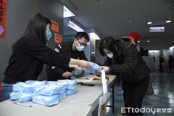 ▲▼台北市政府今日(2/3)針對下轄私立幼兒園發放幼童口罩，一早七點便有大批幼兒園業者前來請領口罩。（圖／記者湯興漢攝）