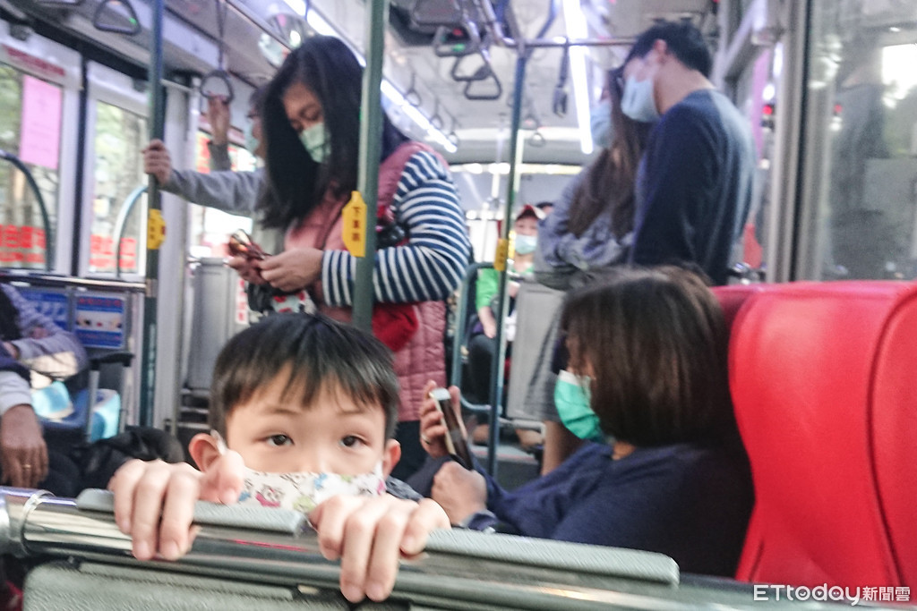 ▲武漢肺炎日趨嚴重，台北市民於寒流來襲戴口罩搭公車，兒童口罩。（圖／記者林敬旻攝）