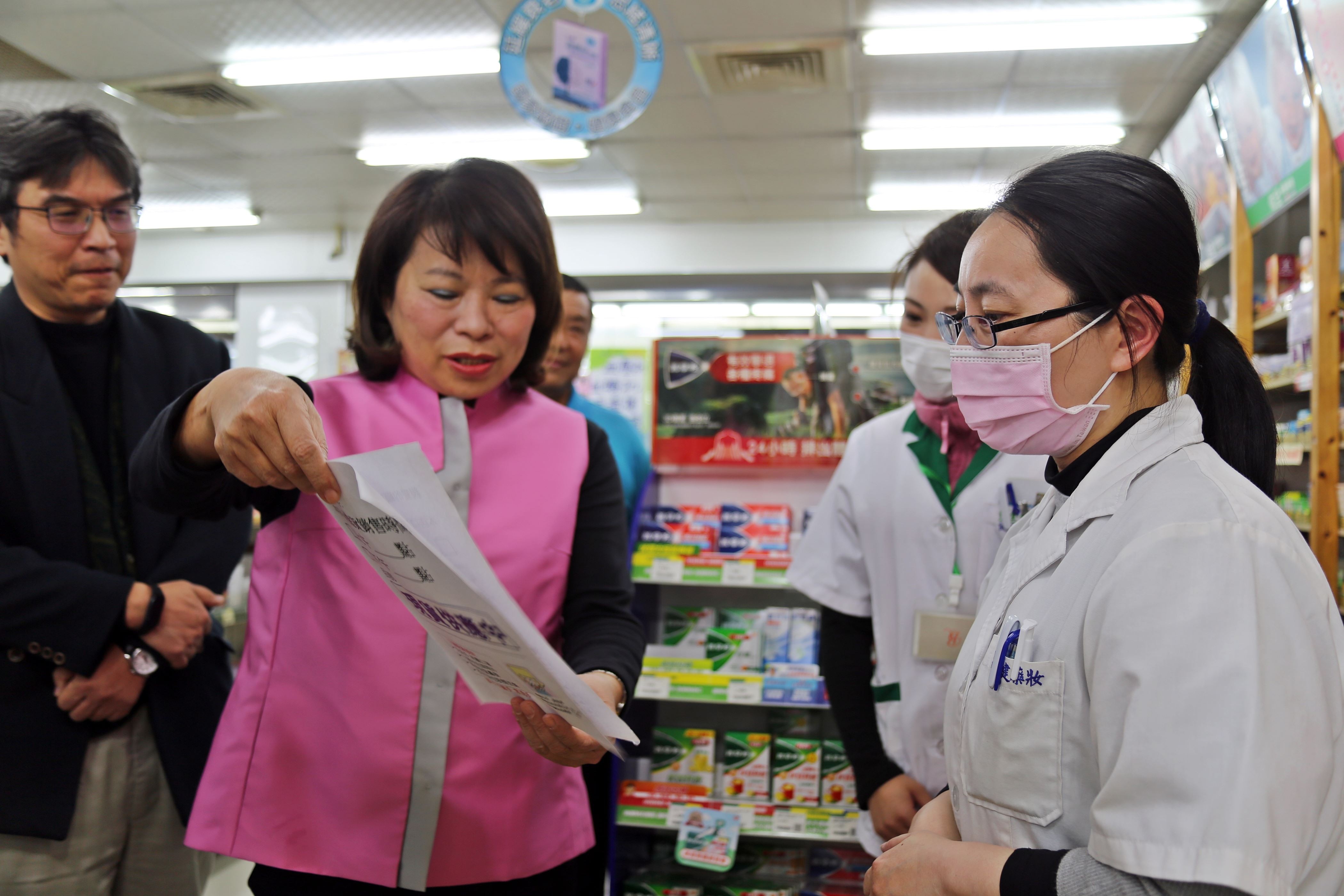 嘉義市藥局藥妝店等張貼口罩供應狀況 避免民眾多跑、訊息公開透明。（圖／嘉義市政府）