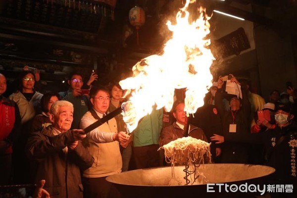 ▲國家重要民俗「東山碧軒寺迎佛祖暨遶境」，凌晨自白河火山碧雲寺莊嚴起駕，恭送觀音佛祖「正二媽」返回東山碧軒寺，市長黃偉哲親赴參與回駕儀式。（圖／記者林悅翻攝，下同）