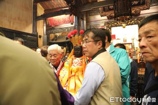 ▲國家重要民俗「東山碧軒寺迎佛祖暨遶境」，凌晨自白河火山碧雲寺莊嚴起駕，恭送觀音佛祖「正二媽」返回東山碧軒寺，市長黃偉哲親赴參與回駕儀式。（圖／記者林悅翻攝，下同）