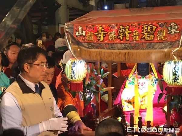 ▲國家重要民俗「東山碧軒寺迎佛祖暨遶境」，凌晨自白河火山碧雲寺莊嚴起駕，恭送觀音佛祖「正二媽」返回東山碧軒寺，市長黃偉哲親赴參與回駕儀式。（圖／記者林悅翻攝，下同）