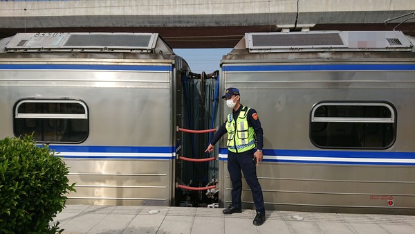 ▲▼新烏日火車站1名男子遭火車高壓電電擊傷。（圖／民眾提供）