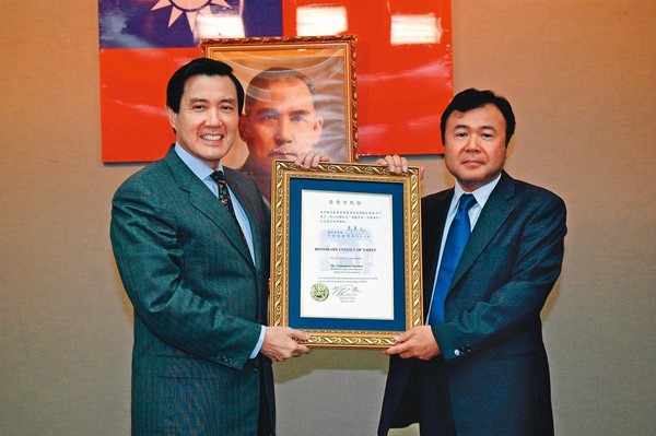 塚本進（右）於2006年獲馬英九致贈台北市榮譽市民獎狀。（台灣角川提供）