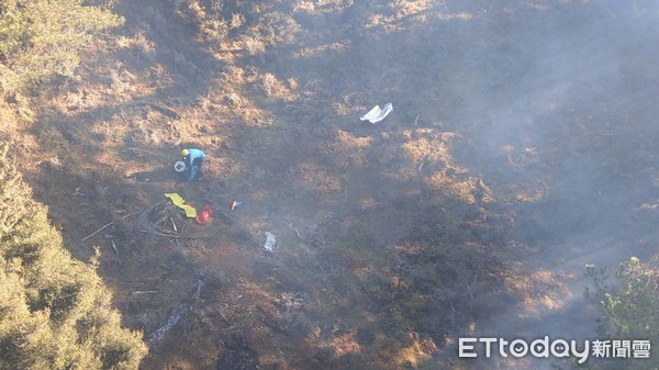 ▲山屋東邊稜線有名身穿藍色上衣、頭戴黃色頭盔的男子，揮舞白旗、放狼煙及反光等求救訊號，經家屬比對確認為何男無誤。（圖／記者王兆麟翻攝，下同）