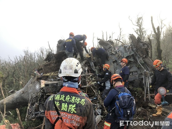 ▲失事黑鷹殘骸尚未清理，渭水之丘旁烘爐地山步道入口禁入延期至4/30。（資料照／記者游芳男翻攝，下同）