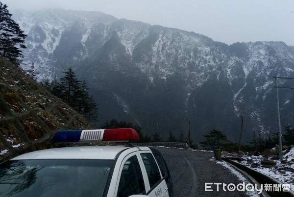 ▲▼  冰天雪地堅守崗位，向陽警協助登山客平安下山。（圖／記者楊鈞典翻攝，下同）