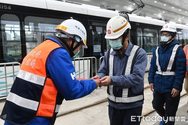 ▲ 視察「淡海輕軌藍海線」列車試乘 侯友宜期許年底如期如質完工。（圖／新北市政府提供）